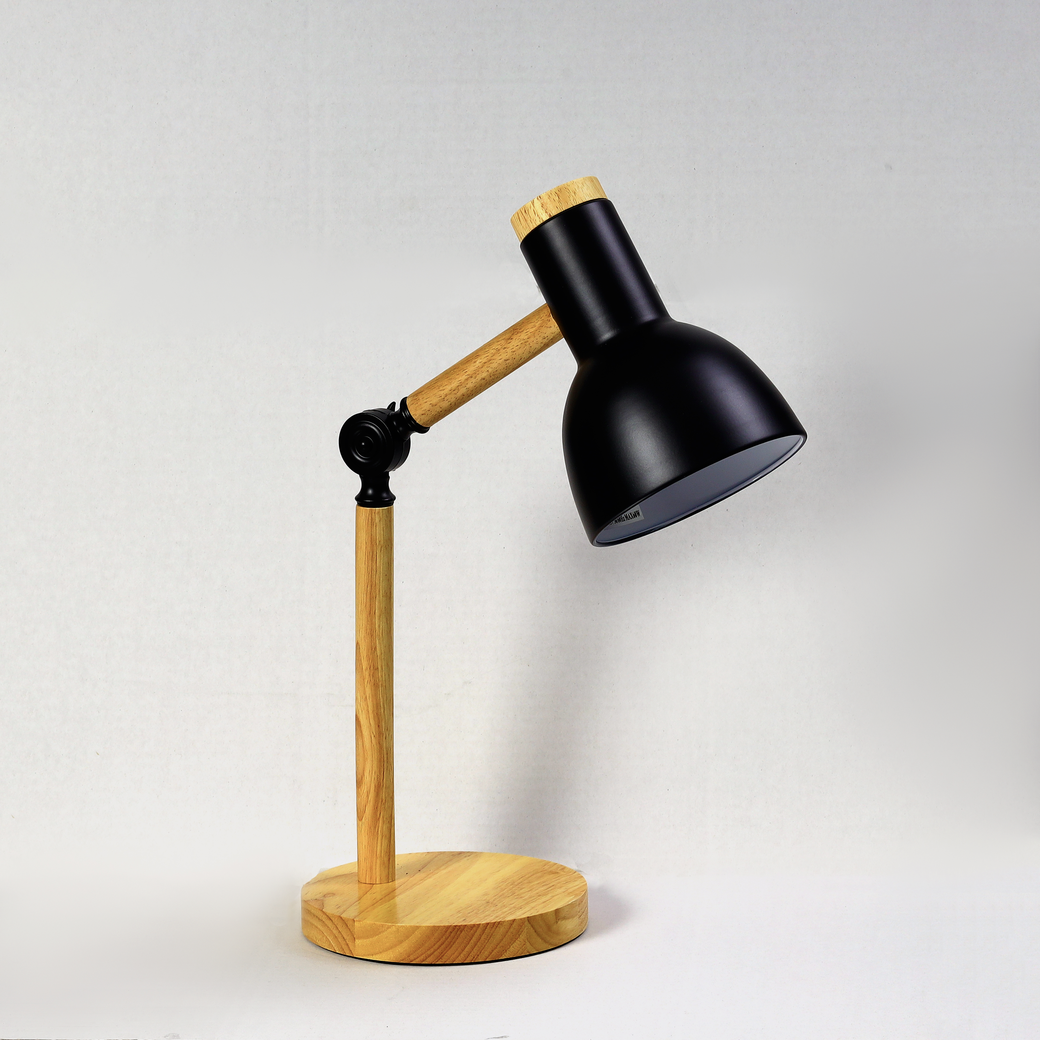 На фотографії Настільная лампа TY-2322 BK з розділу Декоративні настільні лампи колір корпусу Комбінований на  джерела світла