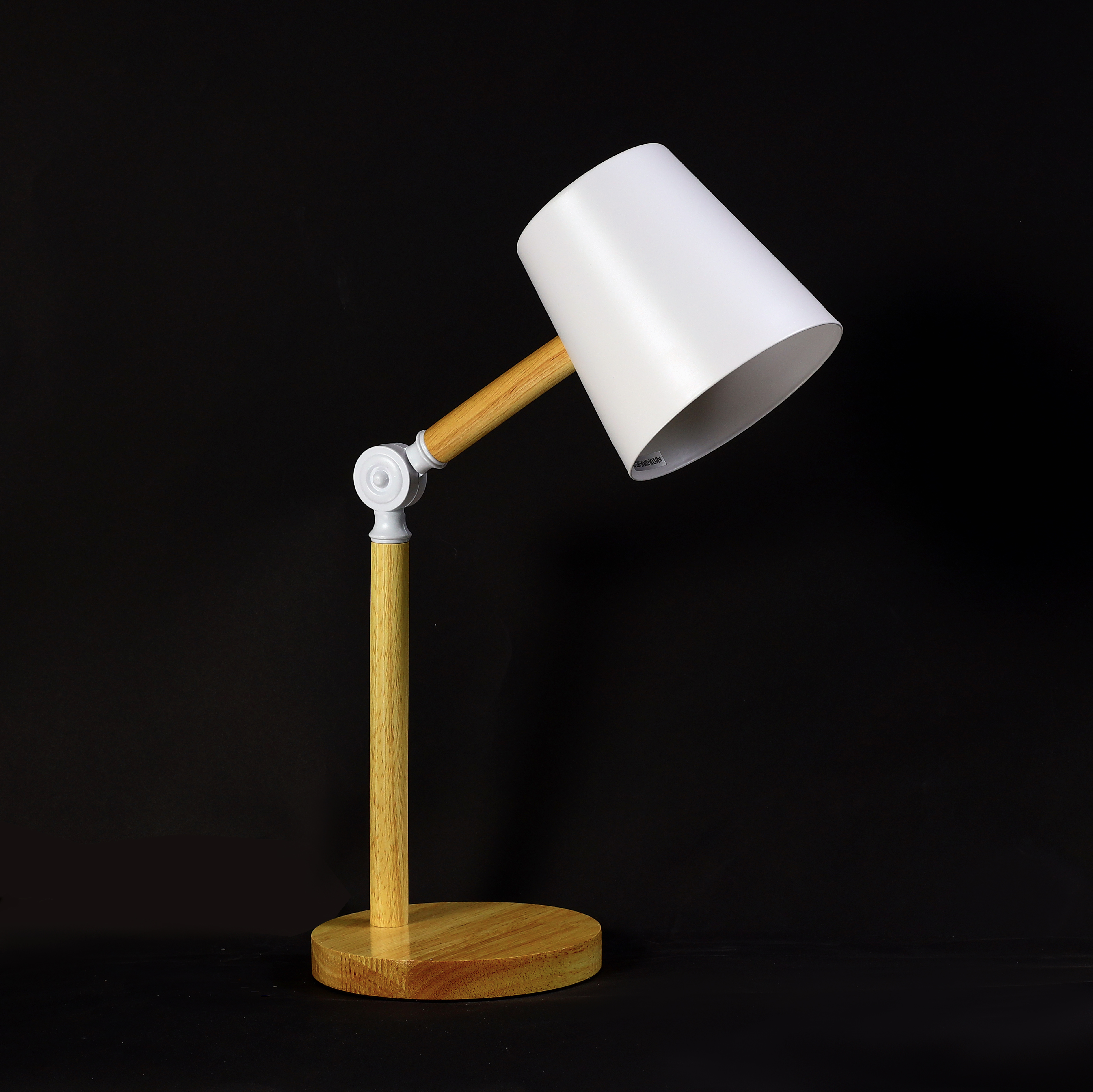 На фотографії Настільная лампа TY-2324 WH з розділу Декоративні настільні лампи колір корпусу Комбінований на  джерела світла