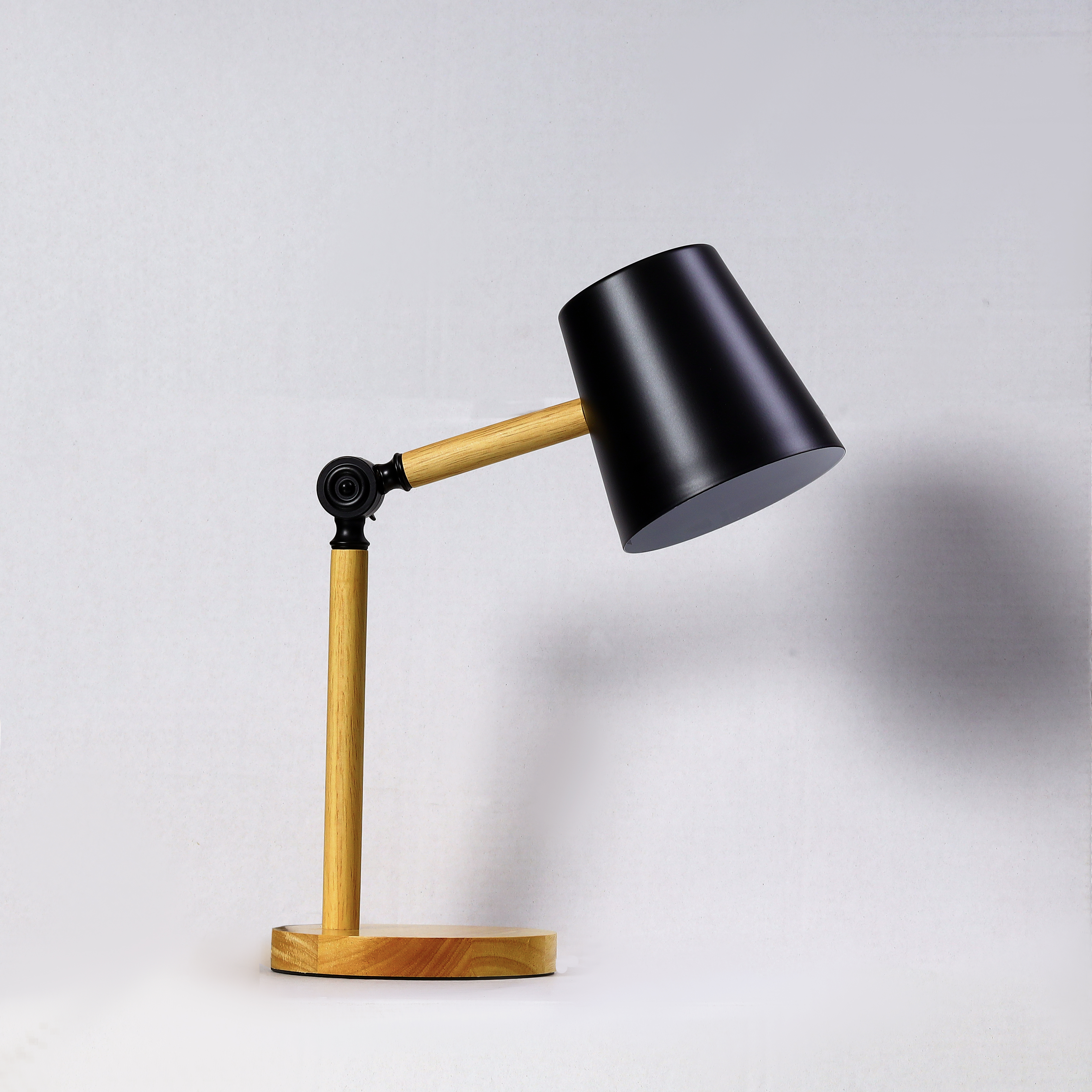 На фотографії Настільная лампа TY-2324 BK з розділу Декоративні настільні лампи колір корпусу Комбінований на  джерела світла