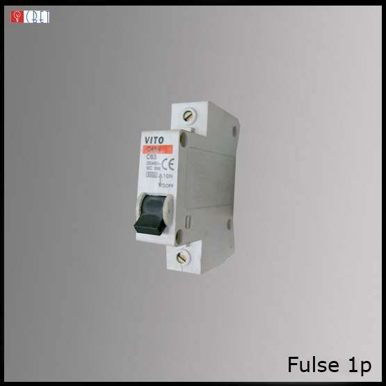На фотографії Автоматичний вимикач FUSE 1P 32A з розділу Автоматичні вимикачі колір корпусу Білий матовий на  джерела світла