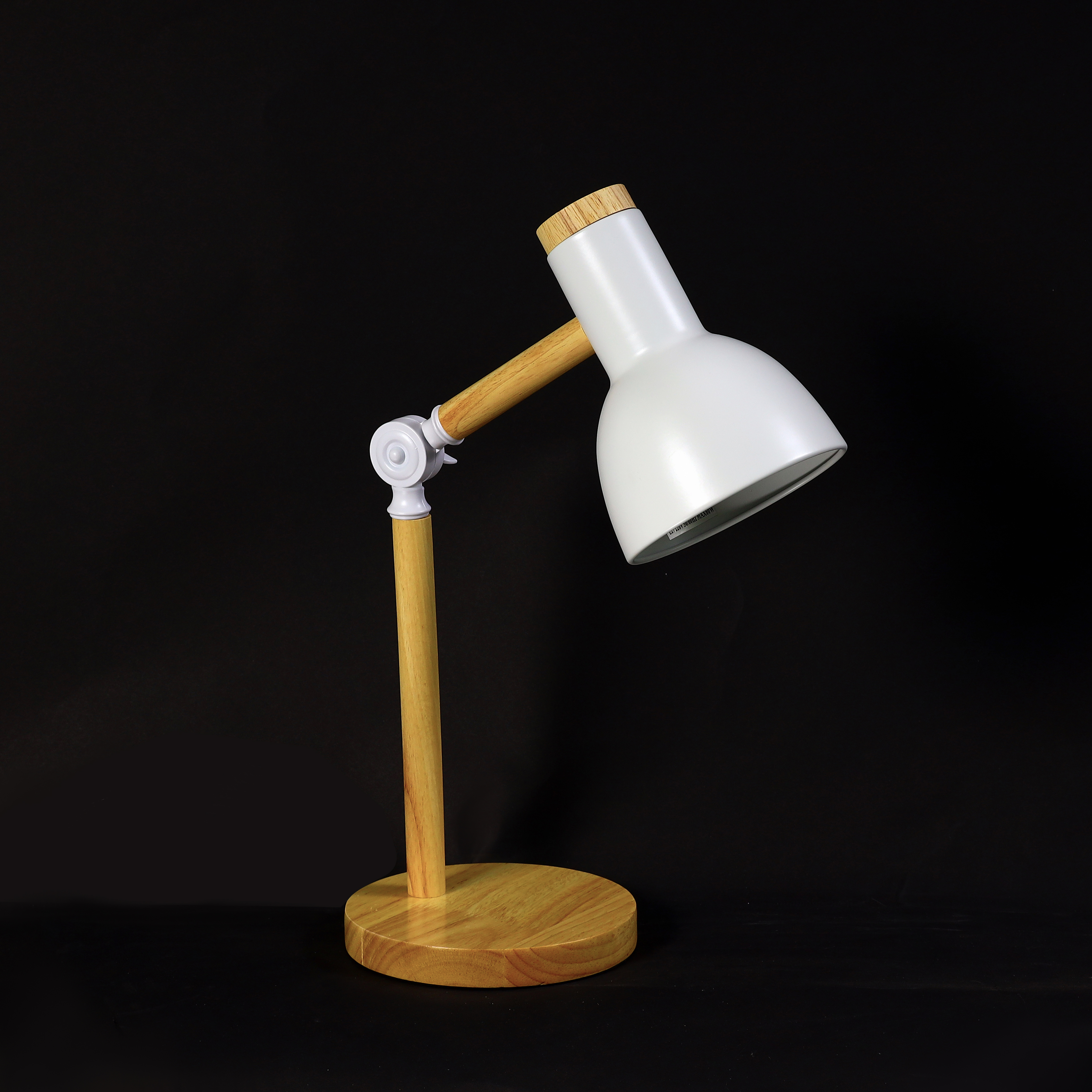 На фотографії Настільная лампа TY-2322 WH з розділу Декоративні настільні лампи колір корпусу Комбінований на  джерела світла
